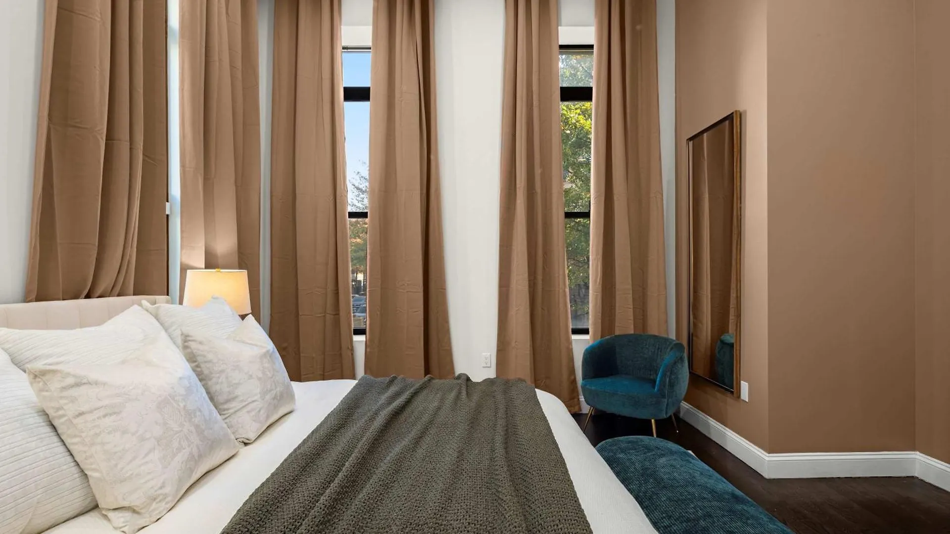 Luxe Harlem Retreat 3Br Designer Home W Parking New York USA